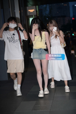 害羞的牛仔短裙小妹