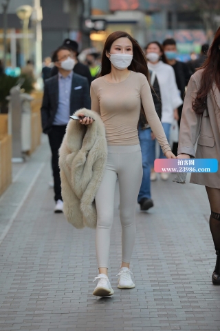 清爽的紧身裤美眉