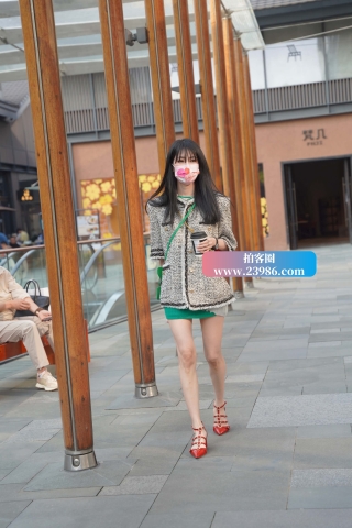 街拍红色鞋子美女