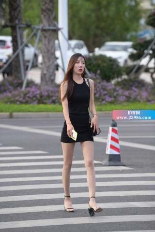 苗条的包臀裙丝袜美女