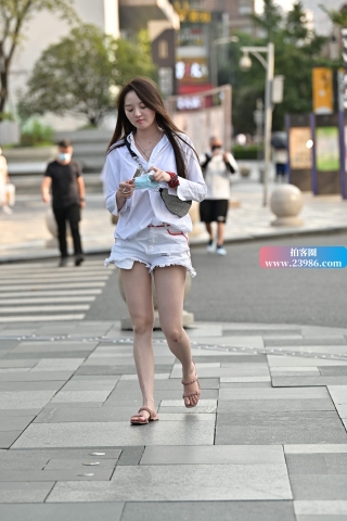 街拍白短热牛小姐姐