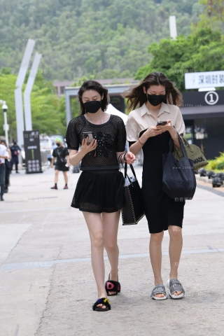 街拍黑色裙装小姐姐