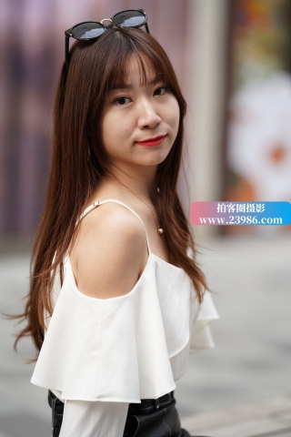 街拍吊带雪纺衫短靴美女