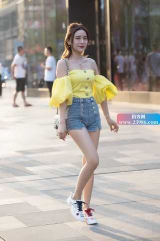 热裤长腿香肩美女