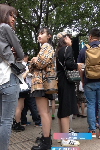 4K - 街拍美腿短裙小妹 [1.24 GB/MP4]（视频版）