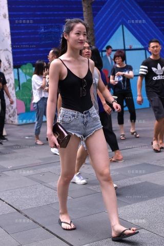 拖鞋穿的都这么有气势