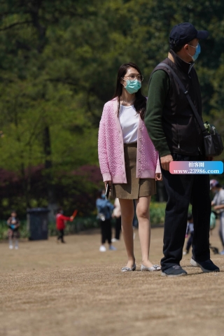 草地上玩耍的粉色外套美眉