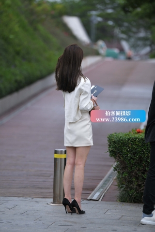 细长的黑色高跟鞋