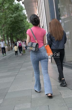 街拍气质的牛仔裤美女