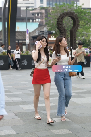 街拍红短裙美腿小姐姐