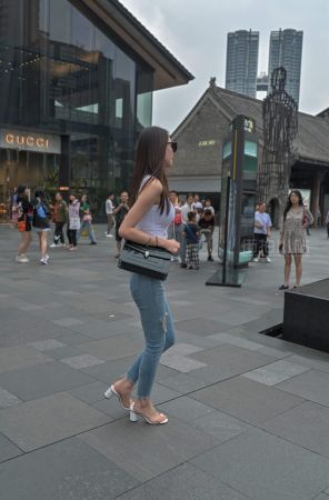 街拍蓝牛时尚墨镜美女