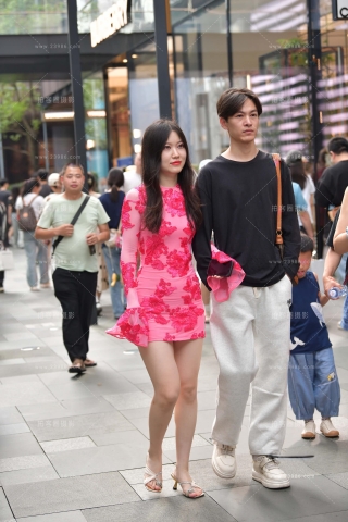 韵味白皙美腿凉拖美女