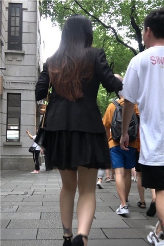 4K - 连衣裙黑色小西装外套街拍超气质白净女神姐姐[879 MB]（视频版）