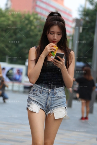 【视觉冲击赛贴】喝果汁的热裤大长腿