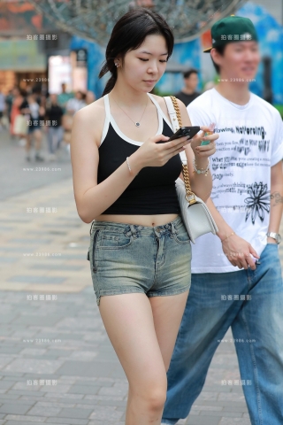 紧身牛仔热裤美女