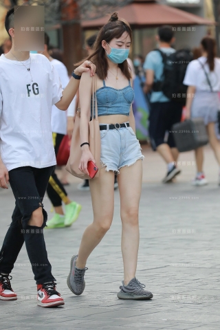 【玻璃街拍】白嫩热裤Y Y小姐姐