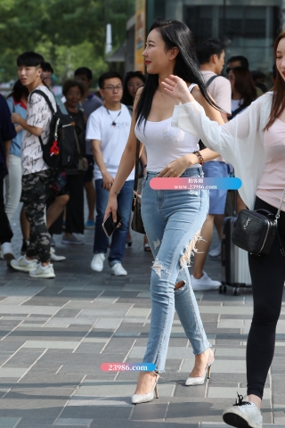 【视觉冲击赛帖】低胸，紧牛，细高跟小姐姐