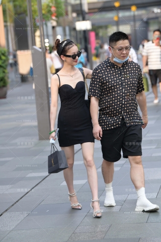 纤细苗条的黑色短裙女友