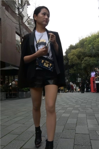 黑色小西装街拍丝袜美女 [879 MB/MP4]（视频版）