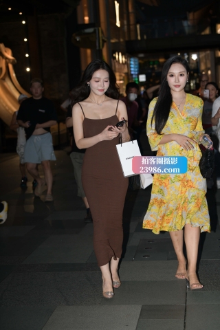 搭讪优雅长裙美女跟闺蜜