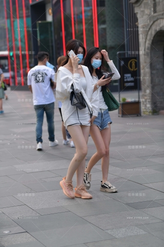 街拍白短裙小妹跟闺蜜