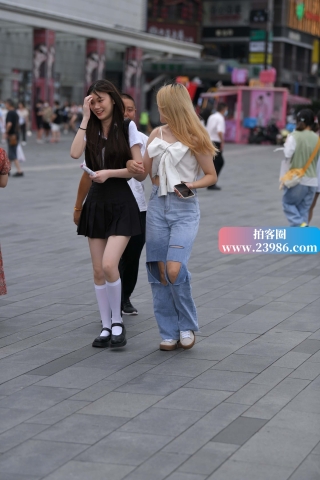 还是白袜小姐姐好看些