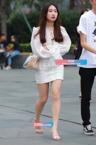 白誓肌肤，白色包臀裙 凉高跟美眉