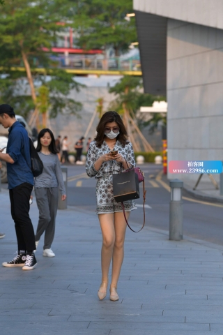 街拍戴口罩的成熟美女，大长腿很美