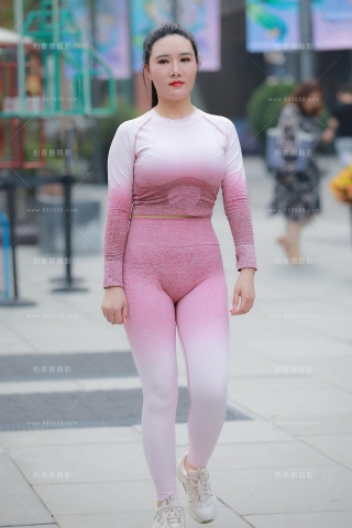 【玻璃街拍】丰满性感瑜伽裤小姐姐