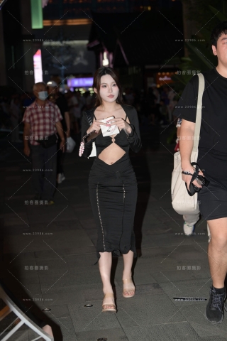 黑色长裙豪放美女