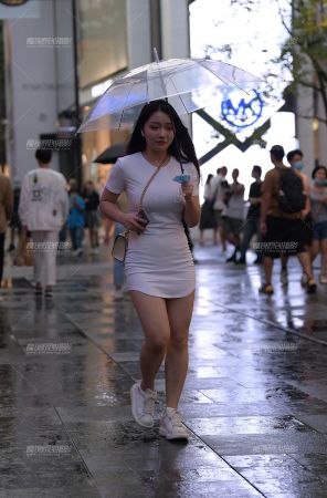 雨中的魅力白