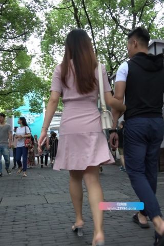 4K - 街拍粉色裙凉高美女 [2.17 GB/MP4]（视频版）