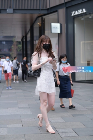 白皙白裙街拍美女