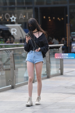 带着黑色口罩的美少女