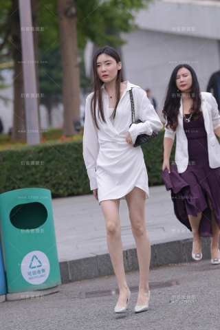 白皙的美腿高跟高挑小姐姐