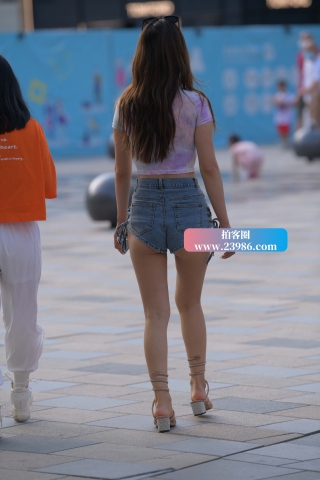 街拍高腰热牛长腿美眉