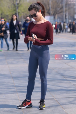 搭讪街拍紧身瑜伽裤女孩