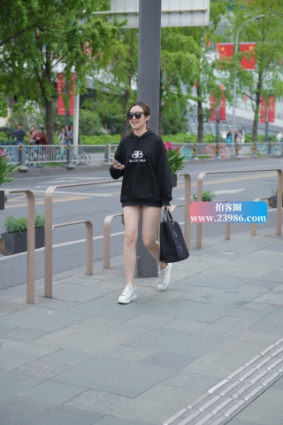 街拍黑色卫衣小姐姐
