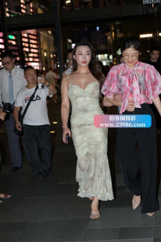 丰腴韵味长裙美妇