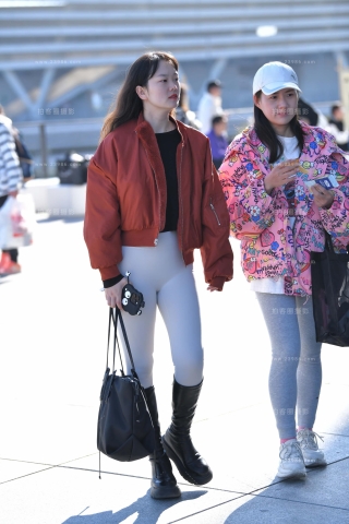 街拍白色紧身裤美眉