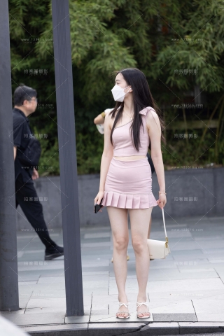 街拍粉色裙白皙美女