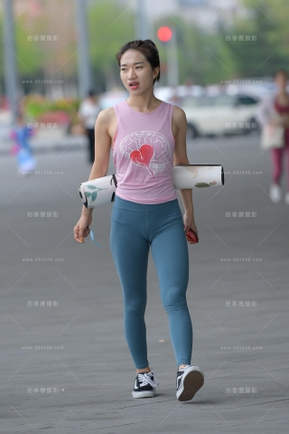 【街拍之魂赛帖】吃口香糖的紧身美女