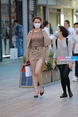 自信的长腿姐姐