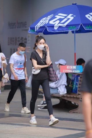 黑色紧身裤美眉