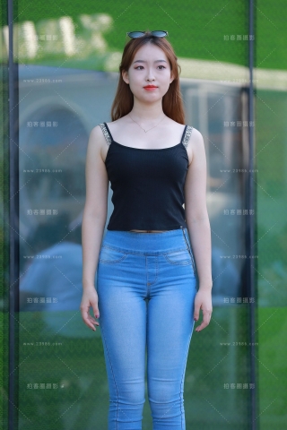 【玻璃街拍】性感紧身牛仔裤学妹