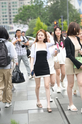 街拍抹胸裙气质美女