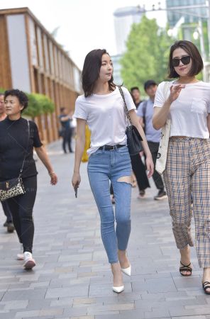 牛仔裤高跟美女