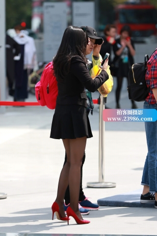 街拍性感的红色高跟鞋