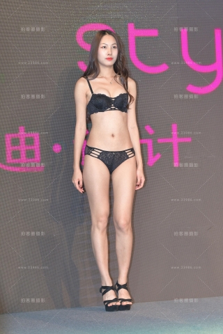 【视觉冲击赛贴】你会为她这套内衣点赞吗？