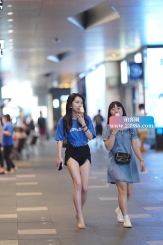 吃冰激凌的小姐姐